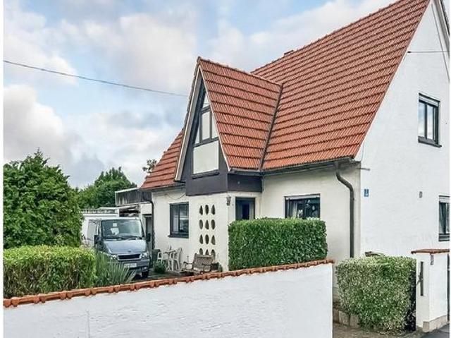 EFH mit 2 Garagen Wohnfläche 171m², Grund 636m²