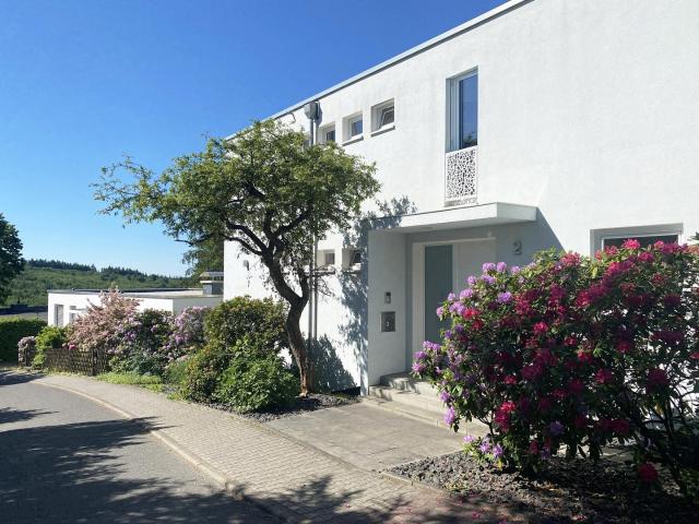 EFH/MFH mit repräsentativer Loft Büro Einheit | Blicklage | Garten | PV | Privatsphäre