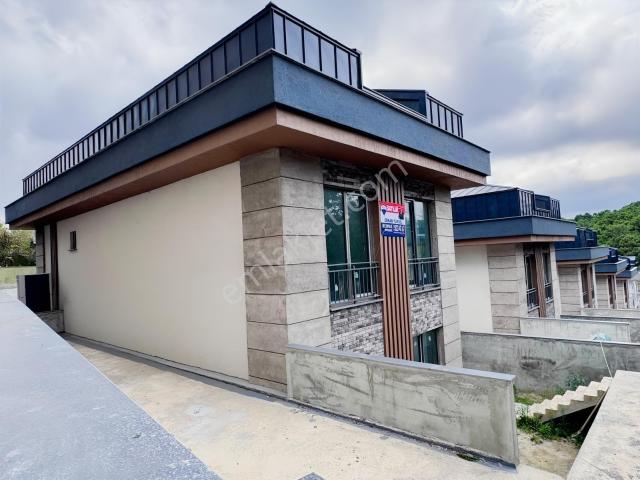 Çekmeköy Merkez Asansörlü Havuzlu Müstakil 5+1 Satılık Villa