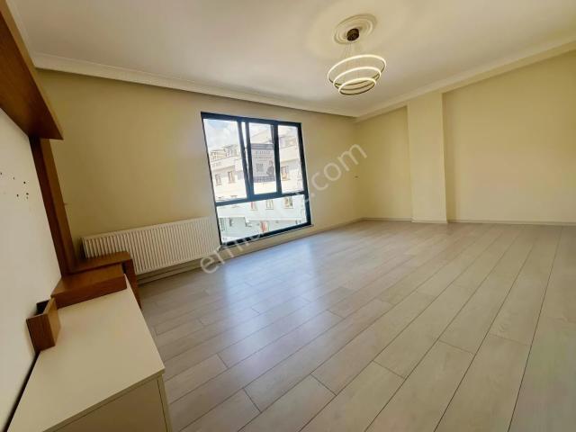 Çekmeköy Merkez Mah.rahmi Demir Komşu 3+1 Kiralık Daire