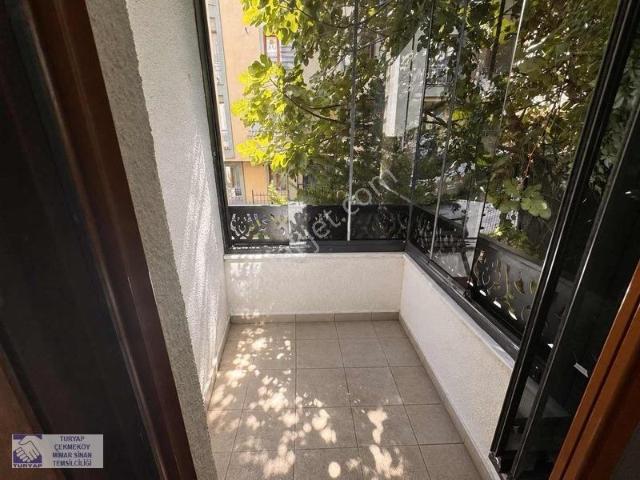 Çekmeköy Merkez Mahallesinde Cam Balkonlu Kiralık 2+1 Daire
