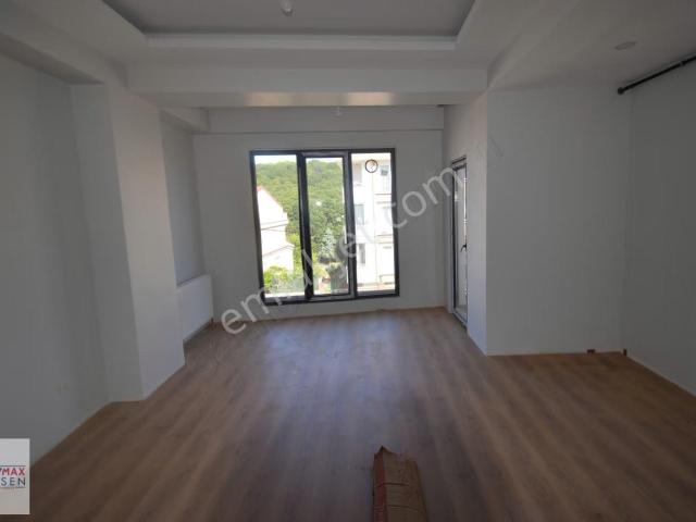 Çekmeköy Merkez Mahallesi'nde Balkonlu Sıfır 2+1 Kiralık Daire