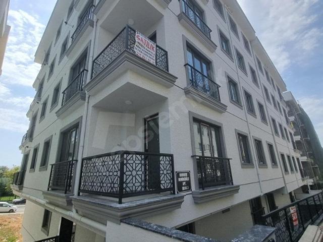 ÇEKMEKÖY Merkez Mahallesinde SATILIK 2+1 BAHÇE KATI Daire