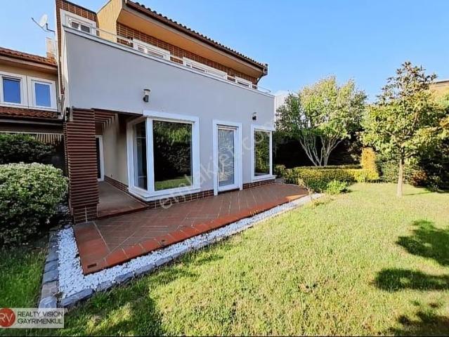 çekmeköy Merkez okullar Bölgesinde Kapalı Garajlı Satılık Villa