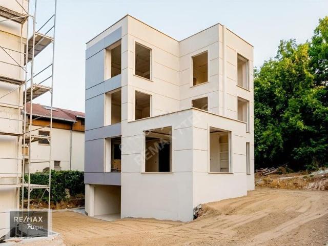 Çekmeköy Ömerlide Modern Mimariyle Tasarlanmış Tripleks Villa