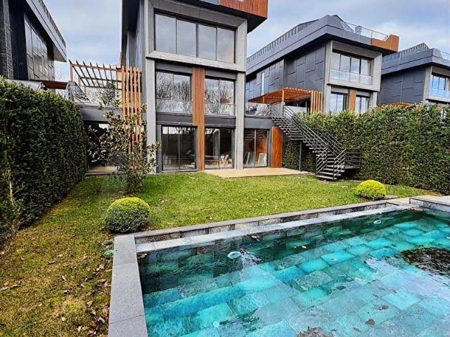 Çekmeköy Ömerlide Havuzlu bahçeli 4 katlı müstakil villa.