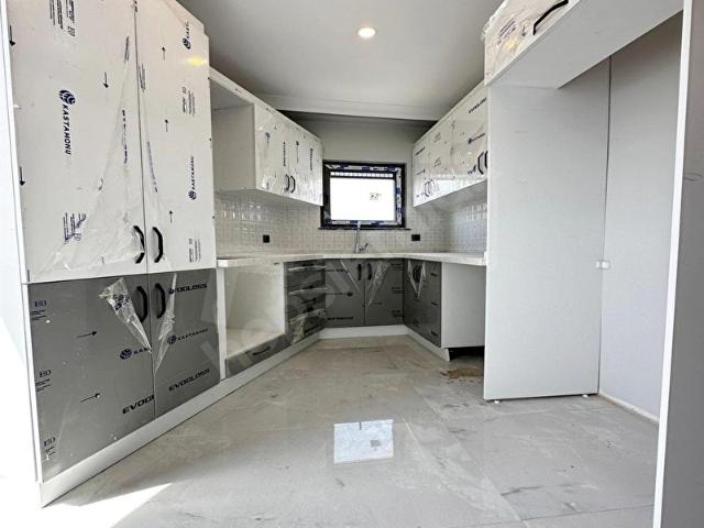 ÇEKMEKÖY ALEMDAĞ MAHALLESİN'DE CADDE ÜZERİNDE 3+1 ARA KAT ZA417