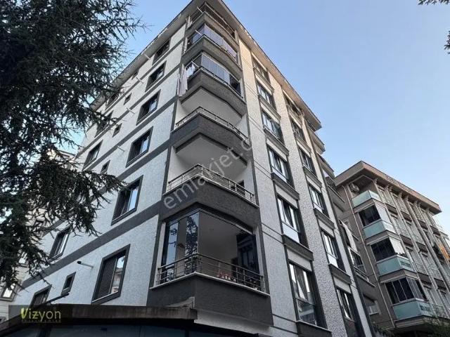 Çekmeköy Cumhuriyette Satılık Arakat 2+1 Geniş Daire