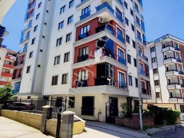 Çekmeköy Cumhuriyet Mahalesinde 2+1 Ebevyn Banyolu Kiralık Daire
