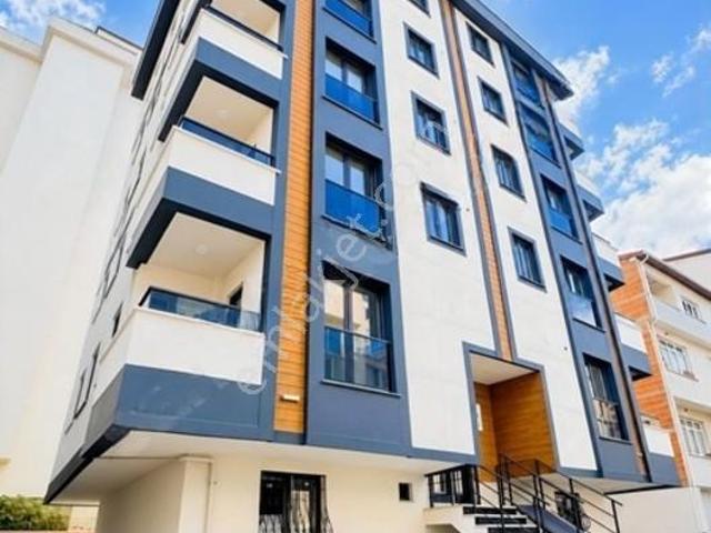 Çekmeköy Cumhuriyet Mahallesinde Satılık 2+1 Daire