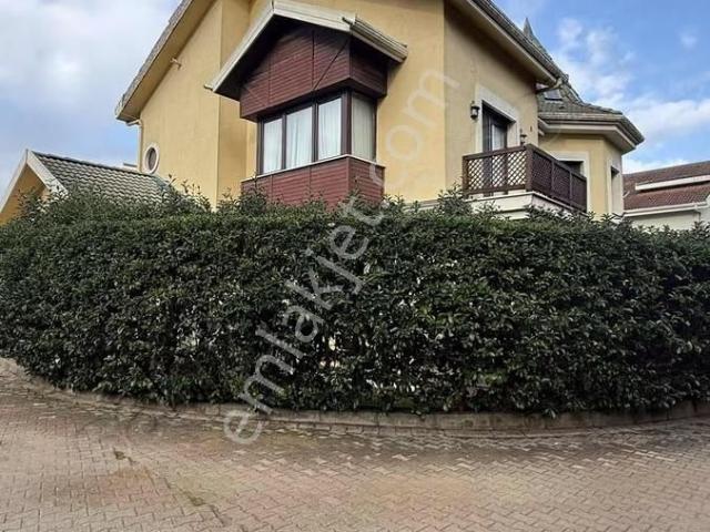 Çekmeköy Carpediem Sitesinde Büyük Tip Müstakil Satılık Villa