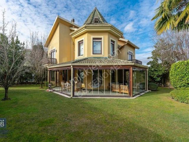 Çekmeköy Carpediem'de Havuz orman Cepheli 7+2 Kiralık Villa