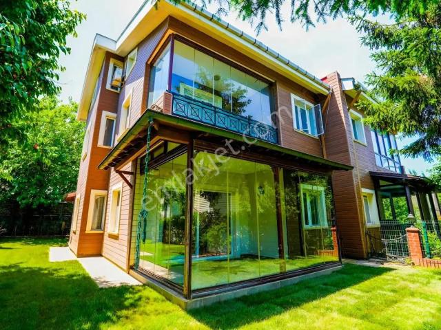 Çekmeköy Gökdeniz Villaları'nda Geniş Bahçeli Konforlu Yaşam