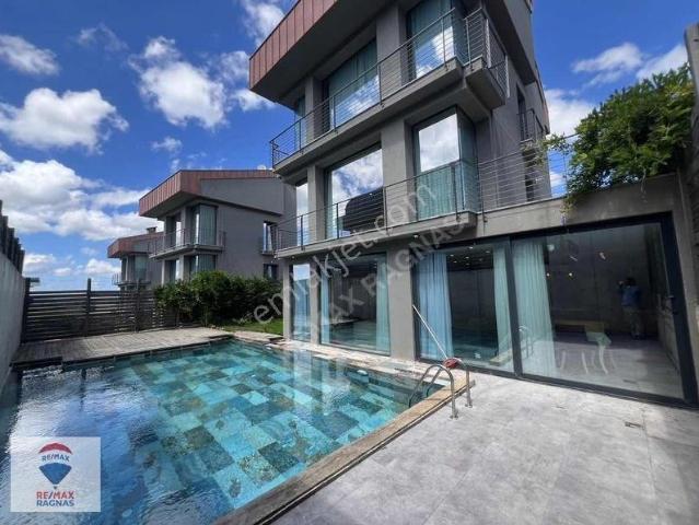 Çekmeköy Reşadiye De Satılık 3+2 Havuzlu Villa