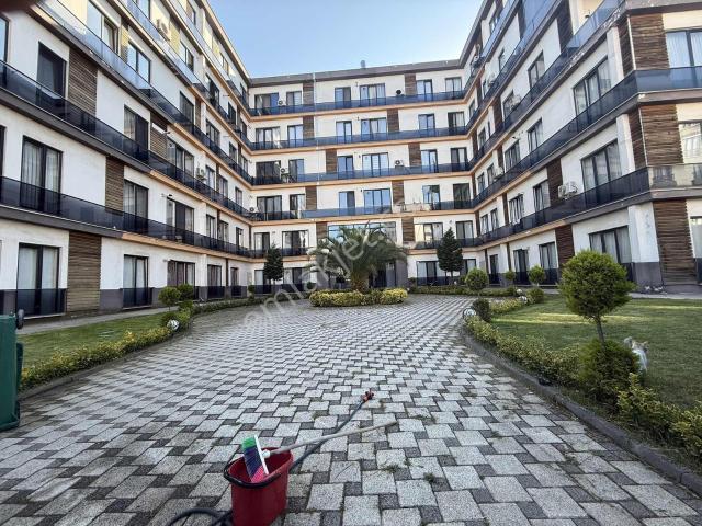 Çekmeköy Taşdelen De Site İçinde İskanlı Satılık Ara Kat Daire