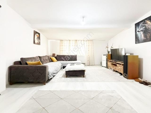 Çekmeköy Yapı Gayrimenkul'den Geniş Ve Kullanışlı Daire!