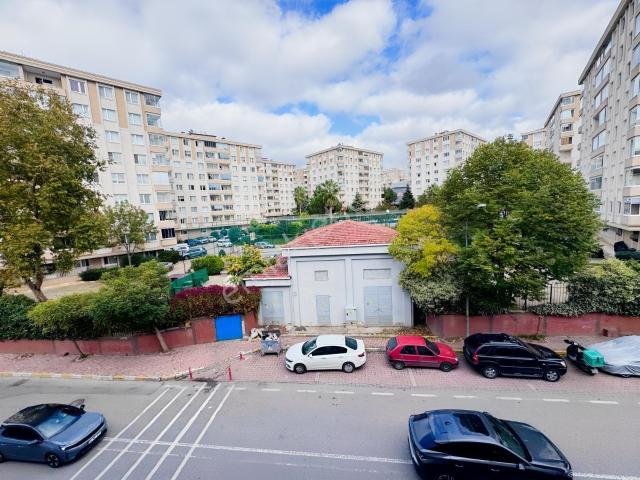 Çekmeköy'de Cadde Üzeri Arakat Balkonlu Kiralık 3+1 Daire