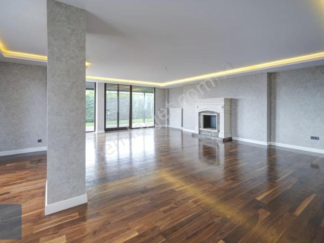 Çekmeköy'de Doğa İle İç İçe Sitede Tam Müstakil Lüks Villa
