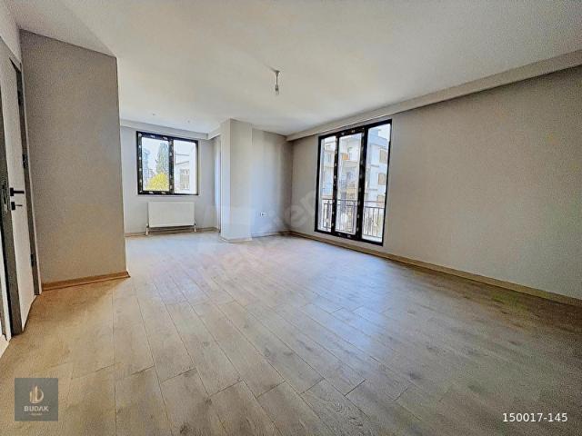 ÇEKMEKÖY'DE OTOPARKLI 2+1 DAİRE.