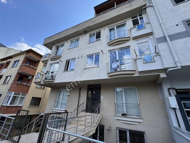 Çekemköy Merkez Mahallesi Cadde Üzeri Kiralık 2+1 Arakat Daire