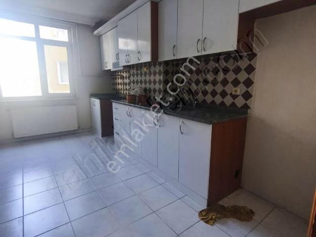 Şekeroğlu Emlak'tan Orta Mahalle'de Geniş 3+1 Kiralık Daire