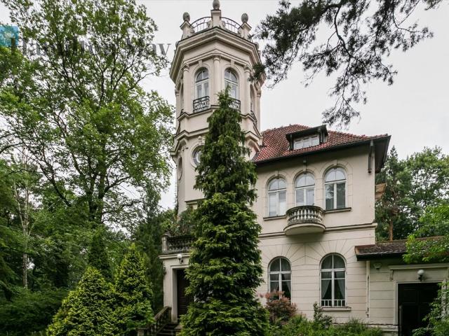 Ekskluzywna rezydencja z wieżą 10 sypialni, 35 000 m² działki