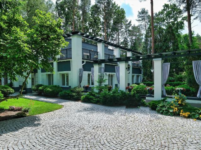 Rezydencja 350 m² w Łomiankach, sosny, prywatność