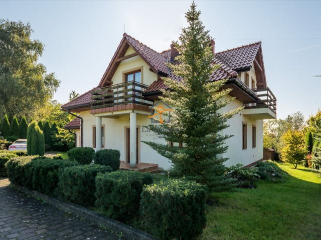 Ekskluzywny dom 200 m² z marmurem i egzotycznym drewnem