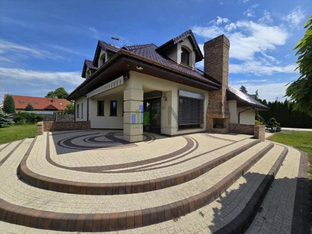 Ekskluzywny dom 250 m2 z garażem i kominkiem