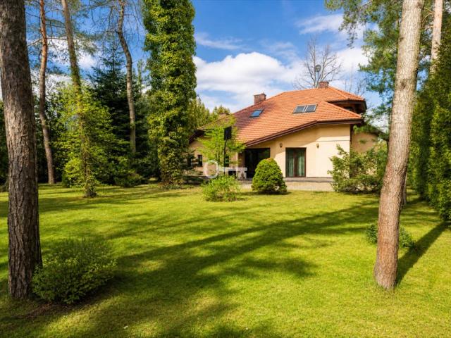 Ekskluzywny dom 250 m² z dużą działką i garażem