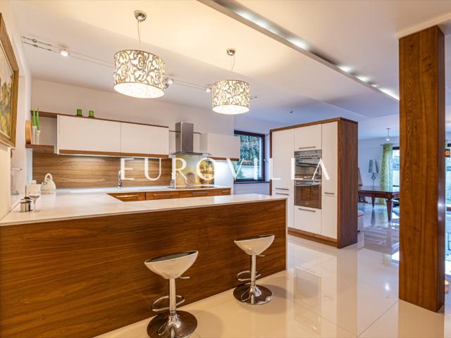 Zapraszam do obejrzenia luksusowego bliźniaka 216 m² z sauną i tarasem