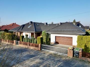 Ekskluzywny dom w Kępie z garażem i dużą działką