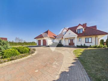 Ekskluzywny dom z basenem, garażami i fotowoltaiką
