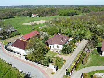 Ekskluzywny dom z basenem i drewnianym gościńcem