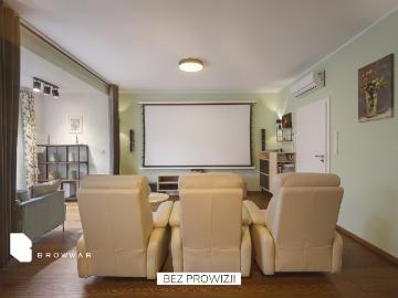 Ekskluzywny dom z niezależnym budynkiem i rozbudową