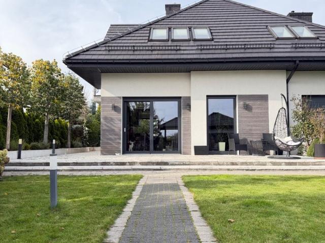 Ekskluzywny dom z niezależnym domkiem i ogrodem