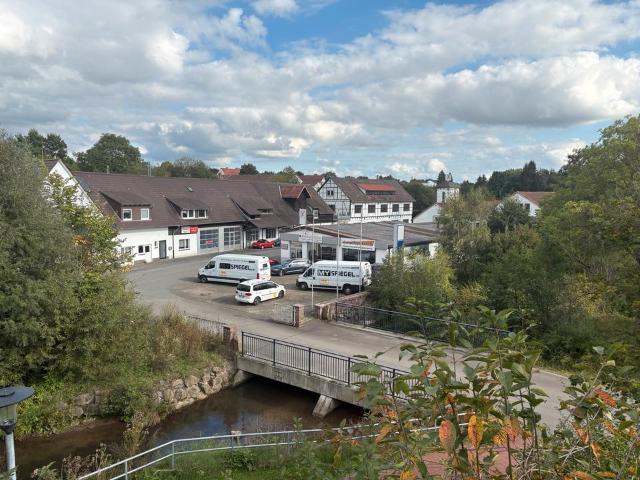 Ehem Autohaus mit Wohngebäuden