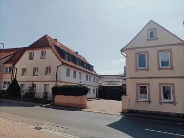 Ehem. landw. Anwesen m. zwei Wohnhäusern, Nebengebäuden u. Garten