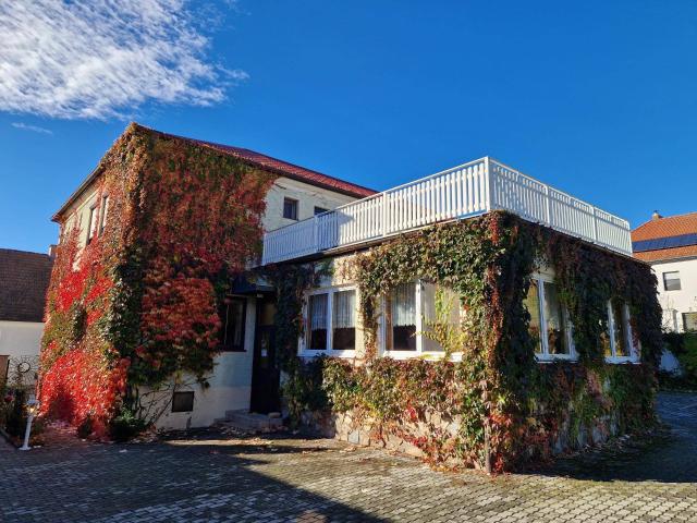 Ehemalige Pension mit 14 Zimmern im Charme der Weinreben und Wellen!