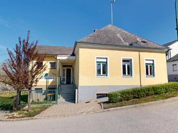 Ehemalige Volksschule mit Entwicklungspotenzial – vielseitiges Wohn und Geschäftsobjekt
