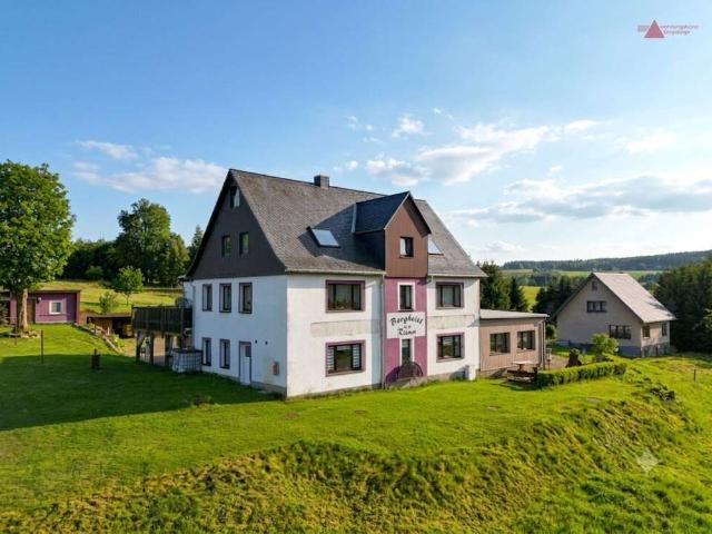 Ehemaliger Berggasthof in Alleinlage: Marienberg im Erzgebirge: 46.360 m² Grundstück, PV & Gästezimm