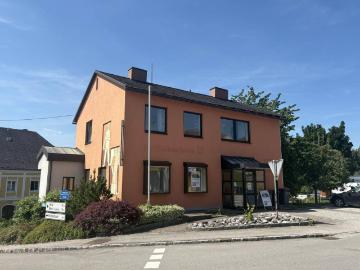 Ehemaliges Bankgebäude mit separater Wohnung im Obergeschoss