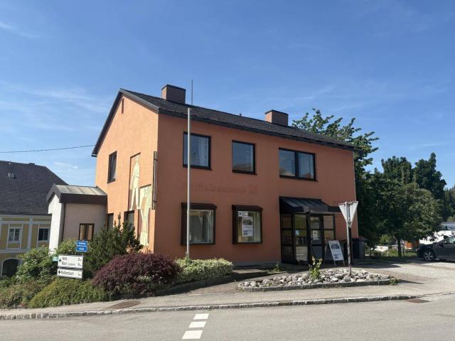 Ehemaliges Bankgebäude mit separater Wohnung im Obergeschoss