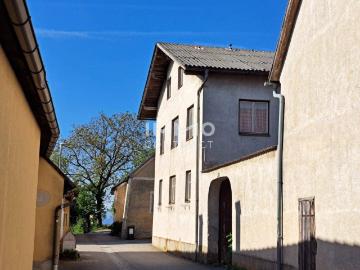Ehemaliges Bauernhaus mit malerischen Innenhof
