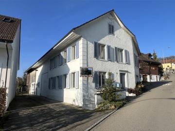 RESERVIERT Ehemaliges Bauernhaus mit Scheune, Schopf, grossem Grundstück und viel Potential