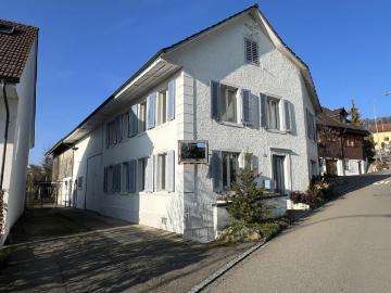 RESERVIERT Ehemaliges Bauernhaus mit Scheune, Schopf, grossem Grundstück und viel Potential
