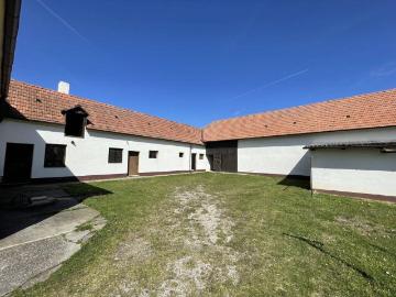 EHEMALIGES GEHÖFT MIT GROSSEM GARTEN, SCHEUNE UND NEBENGEBÄUDEN/GARAGEN!