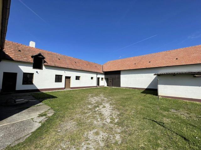 EHEMALIGES GEHÖFT MIT GROSSEM GARTEN, SCHEUNE UND NEBENGEBÄUDEN/GARAGEN!