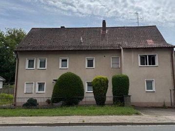 Ehemaliges landwirtschaftliches Anwesen mit großer Scheune und Garagen