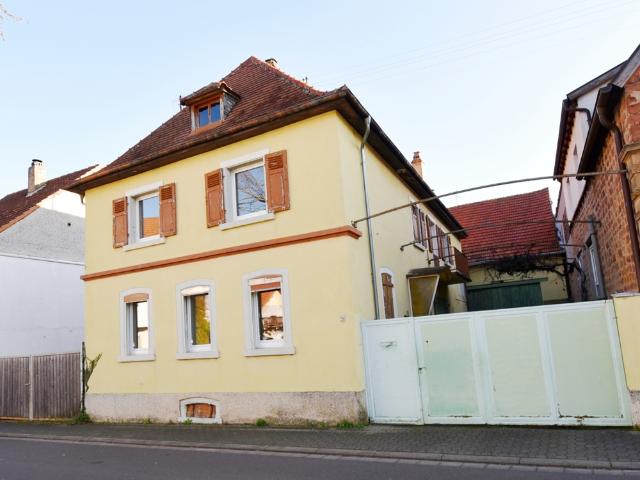 Ehemaliges Winzeranwesen mit Scheune, Innenhof und schönem Garten in zentraler Ortslage von Maikammer